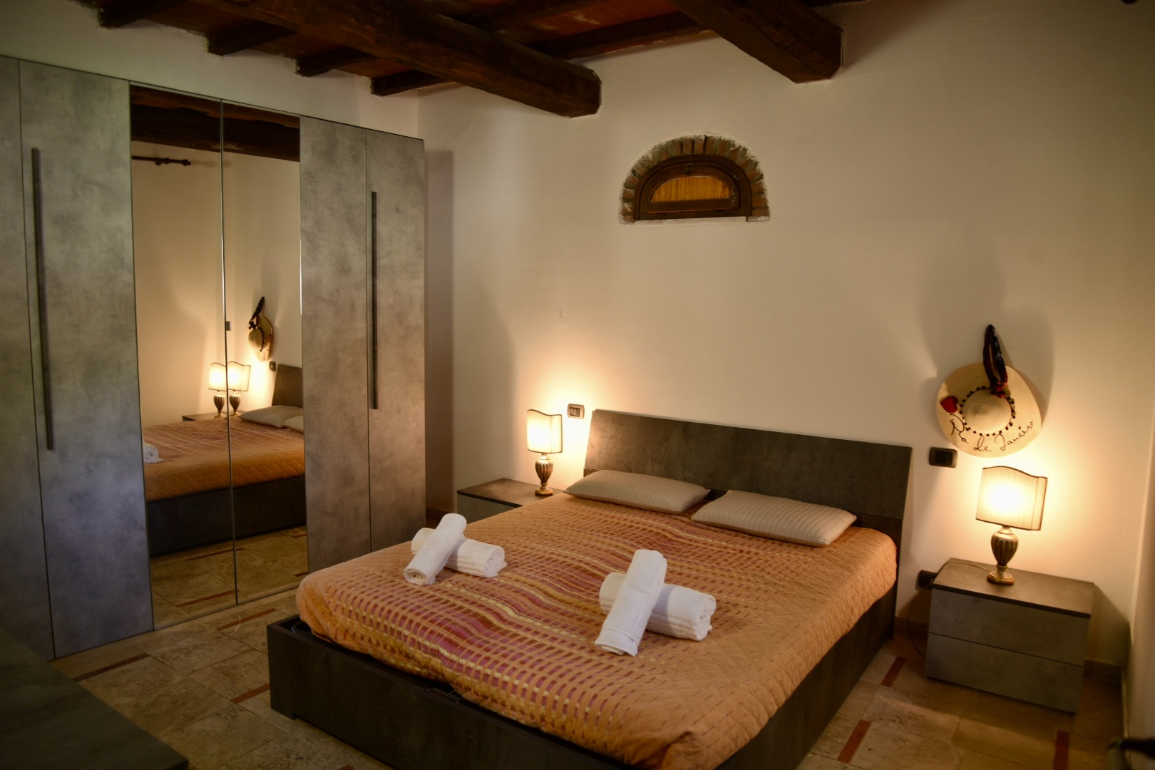 Camera da letto con travi - casa vacanze Grosseto