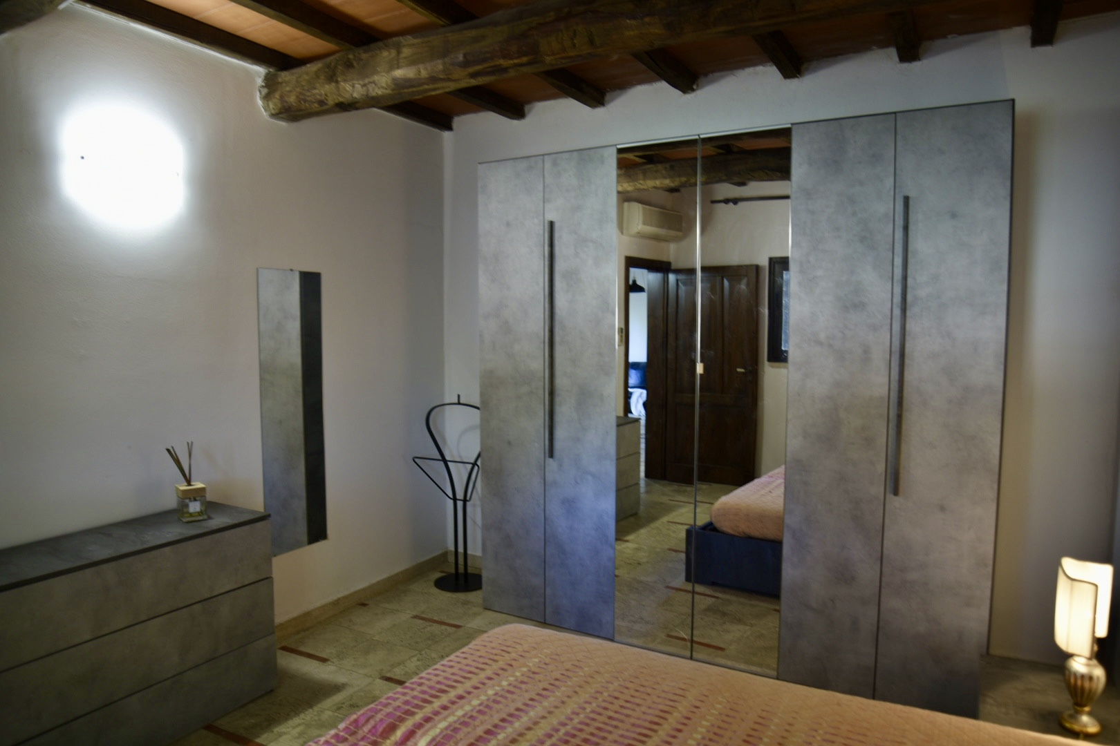 Camera matrimoniale con travi - agriturismo Maremma