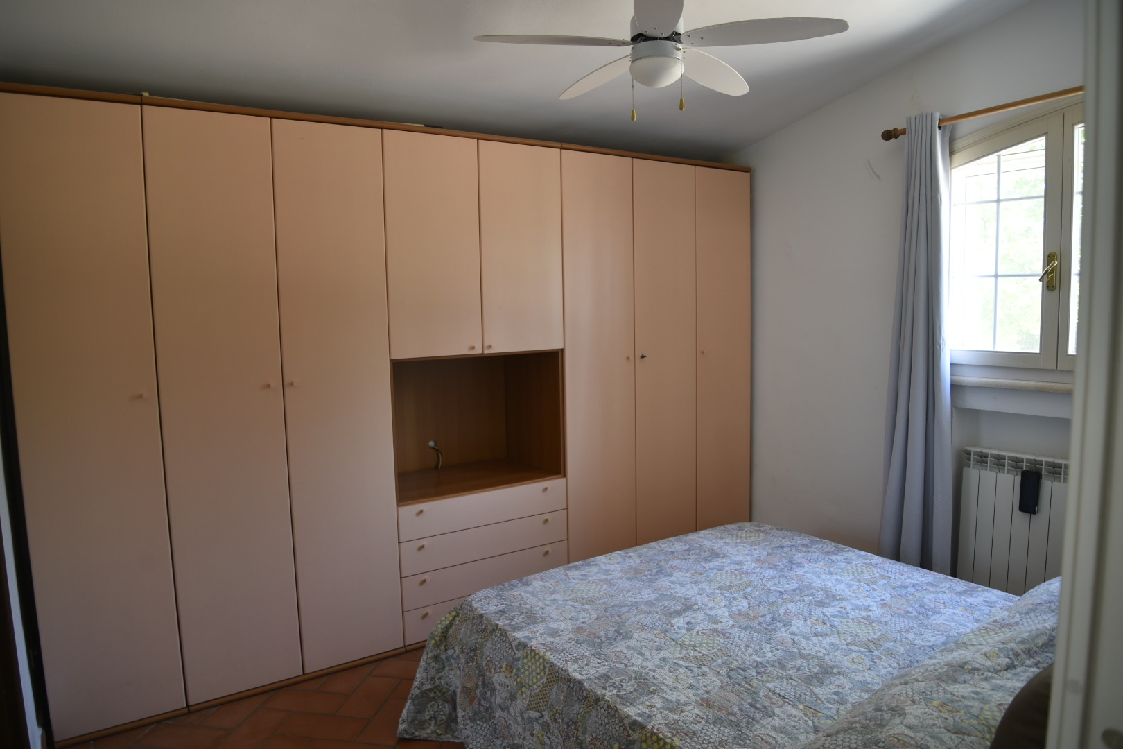 Zona notte con vista sulla cucina e cotto - casa vacanze Maremma