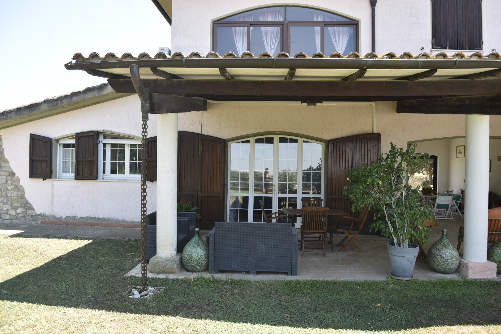 Cucina attrezzata con porta sul giardino - casa vacanze Maremma