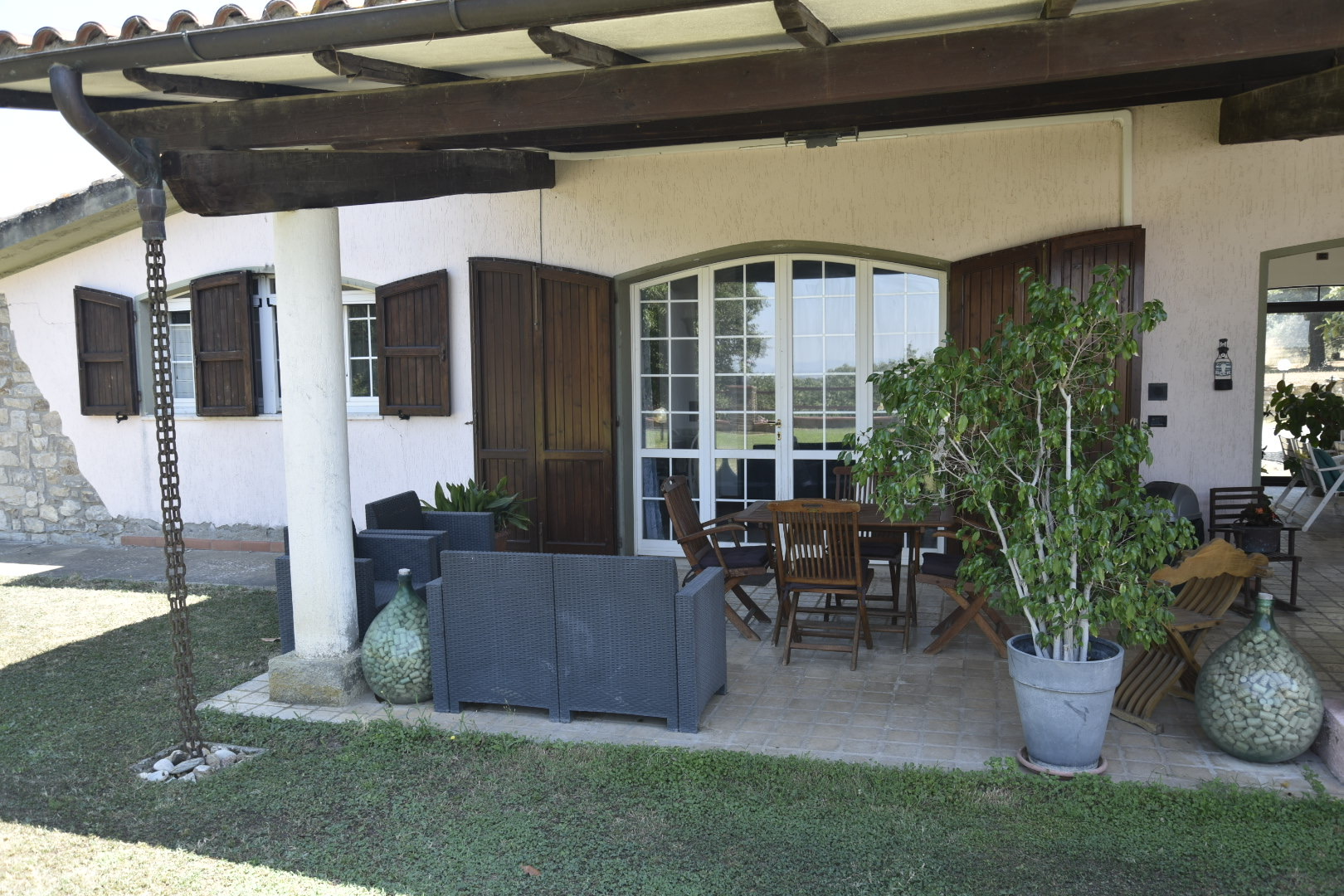Soggiorno con TV e tavolo da pranzo - casa vacanze con piscina Toscana