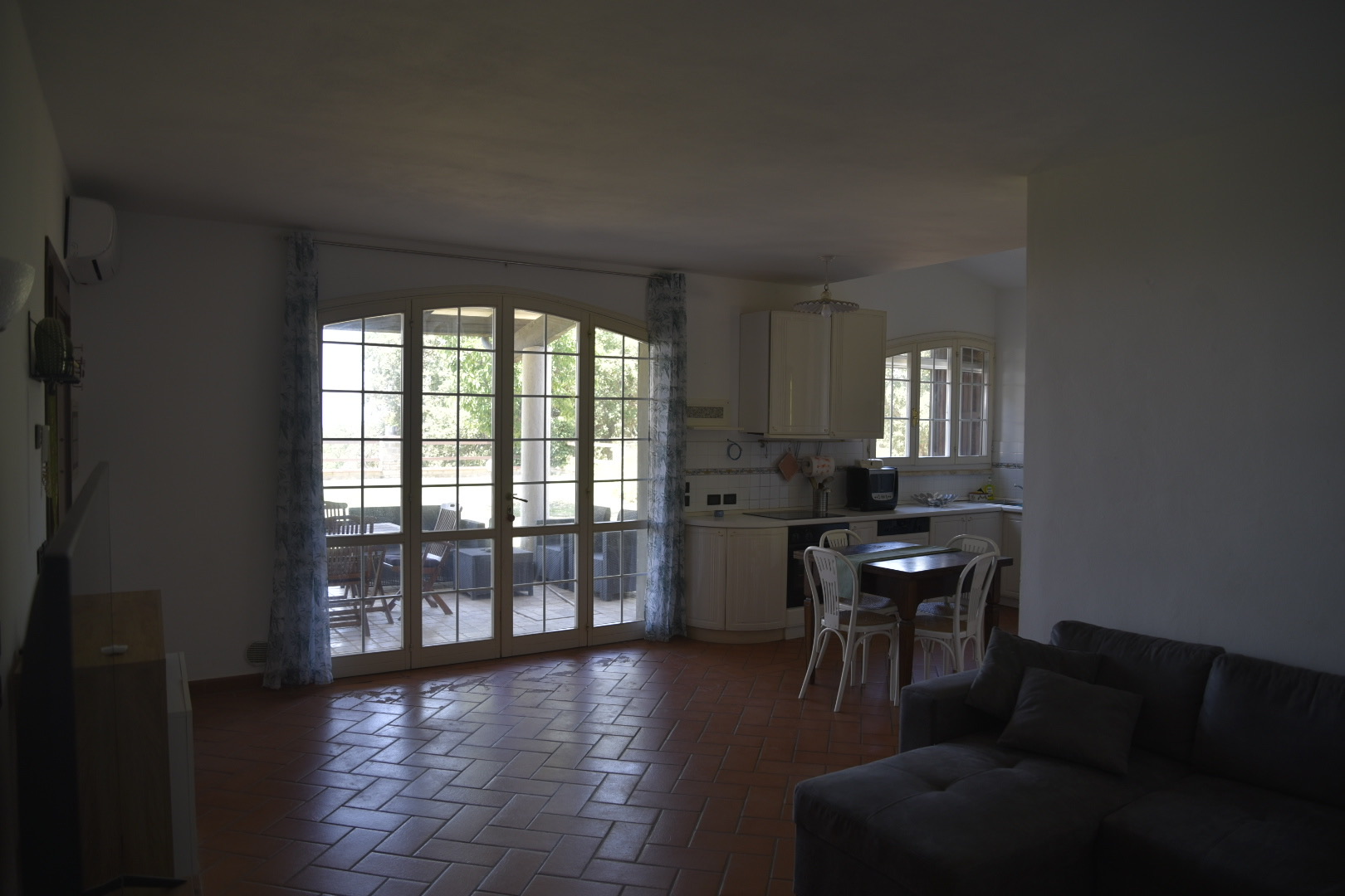 Veranda coperta con divani e tavolo esterno - casa vacanze con piscina Maremma