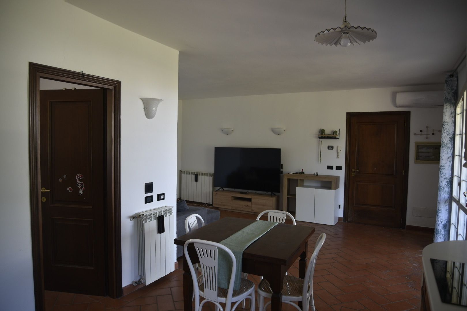 Ingresso Casa Eva con targa e fiori gialli - casa vacanze Maremma Toscana